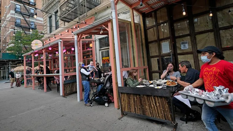 Estructuras de comedor al aire libre en una calle de la Ciudad de Nueva York.